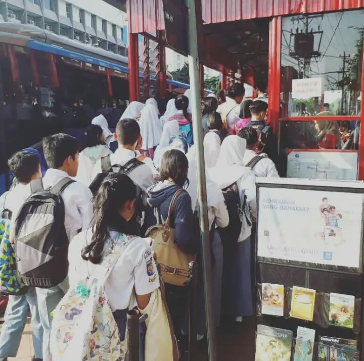 Para pelajar antre di shelter BRT, antrean yang panjang sering menyebabkan mereka terlambat sampai sekolah. (foto: Liputan6.com/felek wahyu)