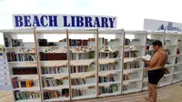Beach Library di Bulgaria hadirkan suasana baru dalam menikmati buku bacaan.