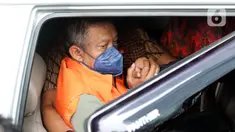 Mantan Wali Kota Yogyakarta, Haryadi Suyuti saat berada di dalam mobil tahanan usai rilis penetapan dan penahanan tersangka di Gedung KPK, Jakarta, Jumat (3/6/2022). Haryadi Suyuti bersama tiga orang lainnya ditahan KPK terkait suap pengurusan perizinan di wilayah Pemkot Yogyakarta. (Liputan6.com/Helmi Fithriansyah)