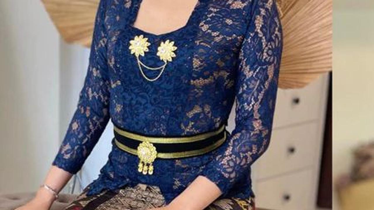 <b>3. Inspirasi Kebaya Bali dengan Kombinasi Aksesoris</b><br>