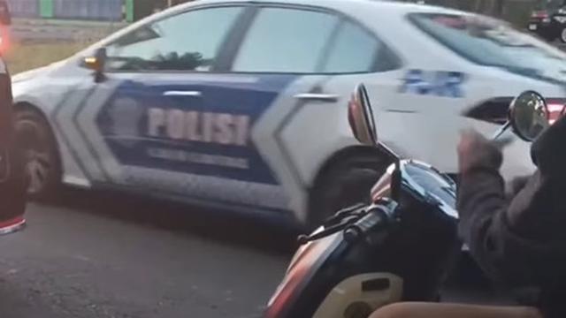 Mobil iring-iringan pejabat menyalip mobil Sultan HB X