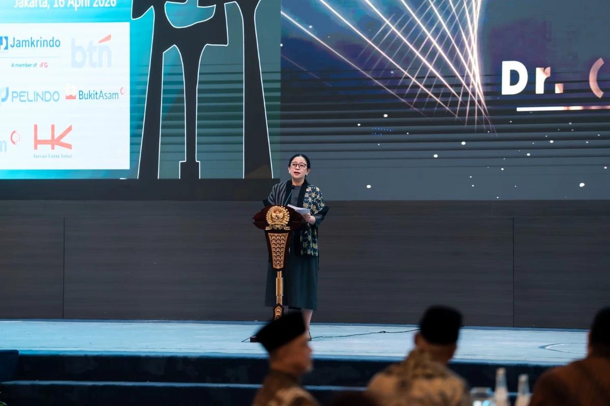 Ketua DPR RI Puan Maharani menerima penghargaan dari forum pers DPR