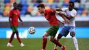Striker Portugal, Diogo Jota (kiri) menguasai bola dibayangi gelandang Israel, Gadi Kinda dalam laga uji coba menjelang Euro 2020 di Jose Alvalade Stadium, Lisbon, Rabu (9/6/2021). Portugal menang 4-0 atas Israel. (AFP/Patricia De Melo Moreira)