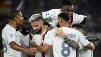 Pemain AC Milan Olivier Giroud (ketiga kiri) merayakan bersama rekan satu timnya setelah mencetak gol ke gawang AS Roma pada pertandingan sepak bola Serie A Liga Italia di Stadion Olimpiade, Roma, Italia, 1 September 2023. (Filippo MONTEFORTE/AFP)