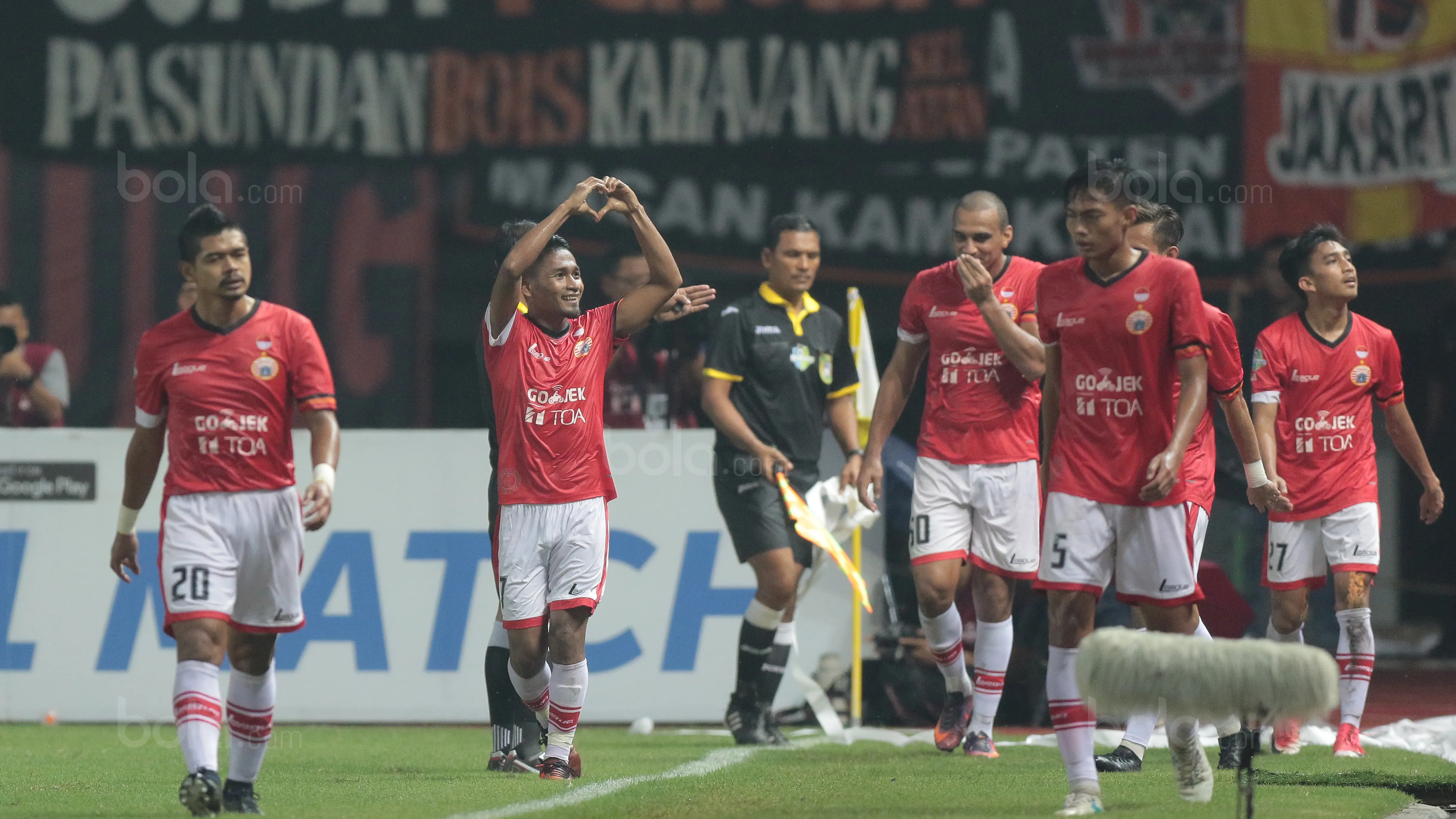 Pemain Persija Jakarta, Ramdani Lestaluhu (2kiri) merayakan gol bersama rekan setimnya ke gawang Bhayangkara FC pada lanjutan Liga 1 2017 di Stadion Patriot Bekasi, Sabtu (12/11/2017). Bhayangkara kalah dari Persija 1-2. (Bola.com/Nicklas Hanoatubun)