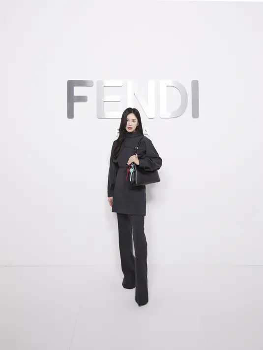 Ramaikan gelaran Fendi Women Spring/Summer 2025 di Milan Fashion Week, Song Hye Kyo mengenakan koleksi FW24 RTW. Penampilannya dipermanis dengan tas Peekaboo Soft seharga USD 5,400 atau sekitar Rp82 jutaan. Ditambah dengan lollipop holder charm yang masing-masing ditaksir senilai Rp9 jutaan. [Dok/Fendi].