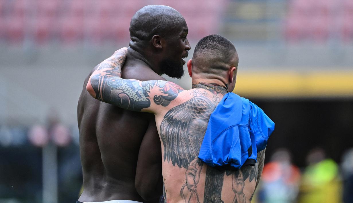 Striker Inter Milan, Romelu Lukaku (kiri) dan gelandang Cagliari, Radja Nainggolan berangkulan usai berakhirnya laga lanjutan Liga Italia 2020/2021 pekan ke-30 di San Siro Stadium, Milan, Minggu (11/4/2021). Inter Milan menang 1-0 atas Cagliari. (AFP/Alberto Pizzoli)