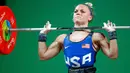 Atlet angkat besi wanita Amerika Serikat mengangkat beban pada perlombaan angkat besi 48 kg Olimpiade 2016 di Rio de Janeiro , Brasil, (6/8). (REUTERS/Kai Pfaffenbach)