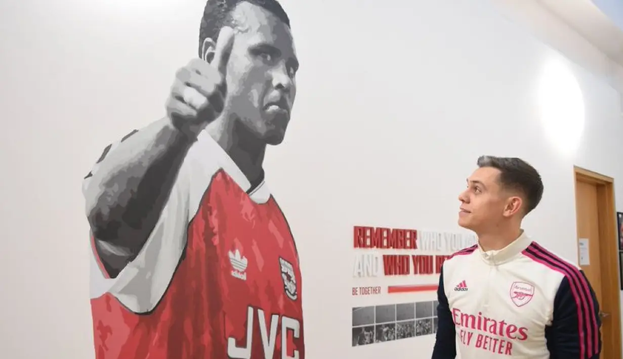 Kedatangan Leandro Trossard akan membantu Arsenal menjaga kedalaman skuadnya, khususnya di lini depan. Arsenal kini sedang dalam misi memburu gelar juara setelah menjadi juara paruh musim dengan selisih lima angka dari posisi dua. (FOTO: twitter.com/OfficialAFC_ID)