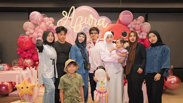 6 Potret Dua Putri Atta-Aurel Hermansyah, Ameena dan Azura Bergaya Little Princess di Pesta Ulang Tahun