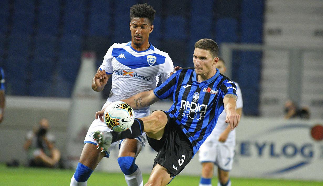 Pemain Atalanta, Mattia Caldara, menendang bola ke gawang Brescia pada laga Serie A di Stadion Gewiss, Selasa (14/7/2020). Atalanta menang 6-2 atas Brescia. (Gianluca Checchi/LaPresse via AP)