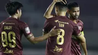 Ekspresi para pemain PSM Makassar setelah takluk dari PSS Sleman pada perebutan peringkat ketiga Piala Menpora 2021 di Stadion Manahan, Solo, Sabtu (24/4/2021). (Bola.com/Muhammad Iqbal Ichsan)