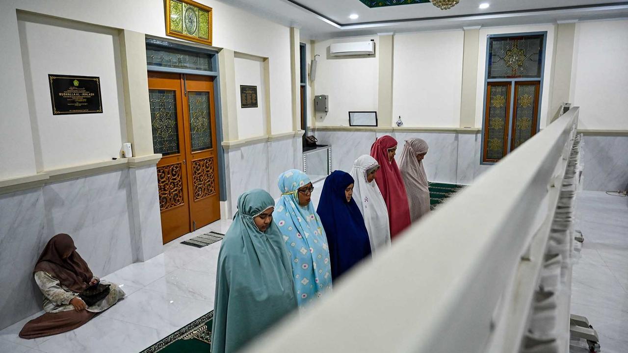 FOTO: Warga Aceh Sambut Gerhana Bulan Total dengan Shalat dan Observasi Langsung