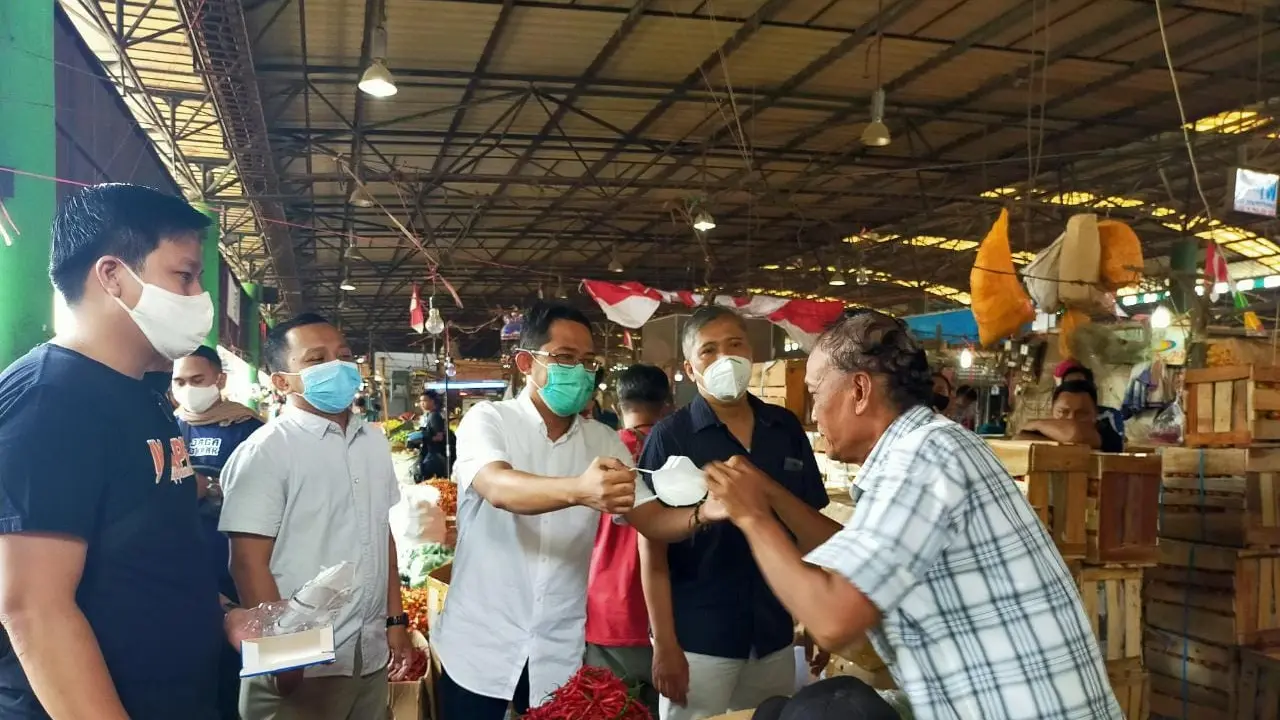 Polda Metro Jaya membagikan 1.500 masker bekerja sama dengan IKAPPI.