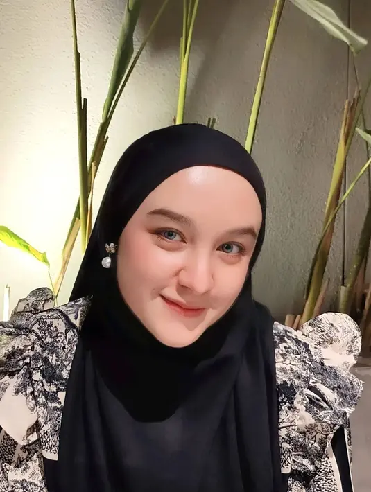 Lihat detail penampilan cantik flawless Hersa Rahayu. Ia mengenakan outfit bernuansa kehitaman dan dipadunya hijab hitam polos. [Foto: Instagram/hersa_echaa]