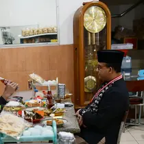 Gubernur DKI Jakarta Anies Baswedan dan Gubernur Jawa Barat Ridwan Kamil bertemu di Sumedang, Jawa Barat. (Istimewa)