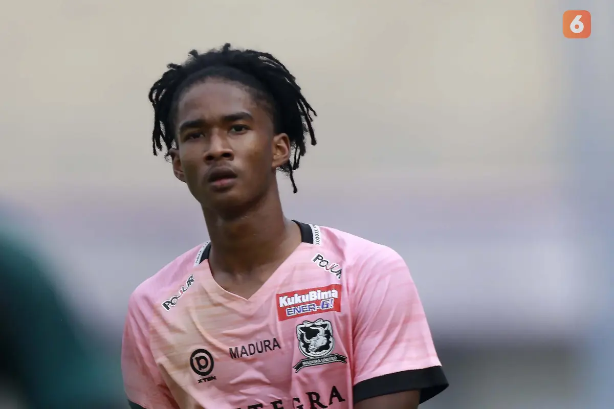 Foto: Sayap Kanan Madura United, Ronaldo Kwateh Pecahkan Rekor Pemain Termuda di BRI Liga 1 2021 / 2022