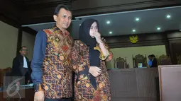 Gatot P Nugroho dan istri Evy Susanti usai menjalani Sidang Vonis di Pengadilan Tipikor Jakarta, Senin (14/3/2016). Hakim menjatuhkan hukuman penjara kepada Evy Susanti selama 2 tahun dan denda 150 juta. (Liputan6.com/Faisal R Syam) 