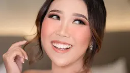 Selain aksinya yang humoris, penampilan Kiky sering menarik perhatian publik. Apalagi ketika ia berpenampilan dengan makeup tebal yang bikin pangling. (Liputan6.com/IG/@kikysaputrii)