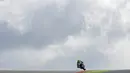 Pebalap Yamaha, Valentino Rossi, saat sesi latihan bebas MotoGP GP Jerman di Sirkuit Sachsenring, Jerman. (AFP PHOTO/ROBERT MICHAEL)