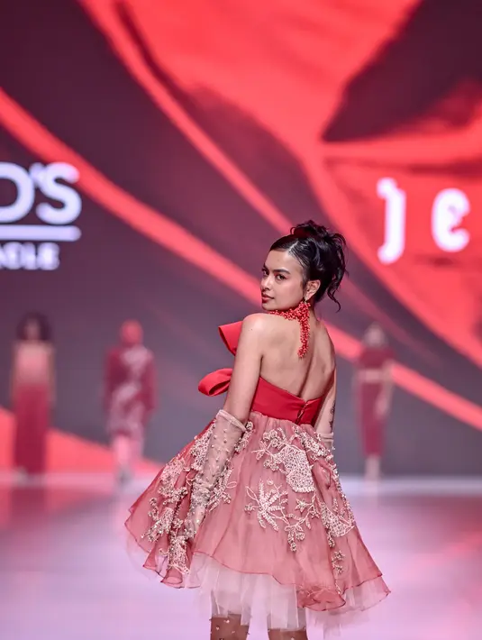 Rambut pendeknya ditata dengan twisted updo modern yang membingkai wajah mungilnya [JFW 2026]