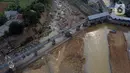 Foto udara memperlihatkan kondisi Bendung Katulampa, Kota Bogor, Jawa Barat, Senin (3/8/2020). Debit air sungai Ciliwung di Bendung Katulampa mengalami penyusutan sejak satu bulan terakhir memasuki awal musim kemarau dengan ketinggan air 0 cm. (Liputan6.com/Helmi Fithriansyah)