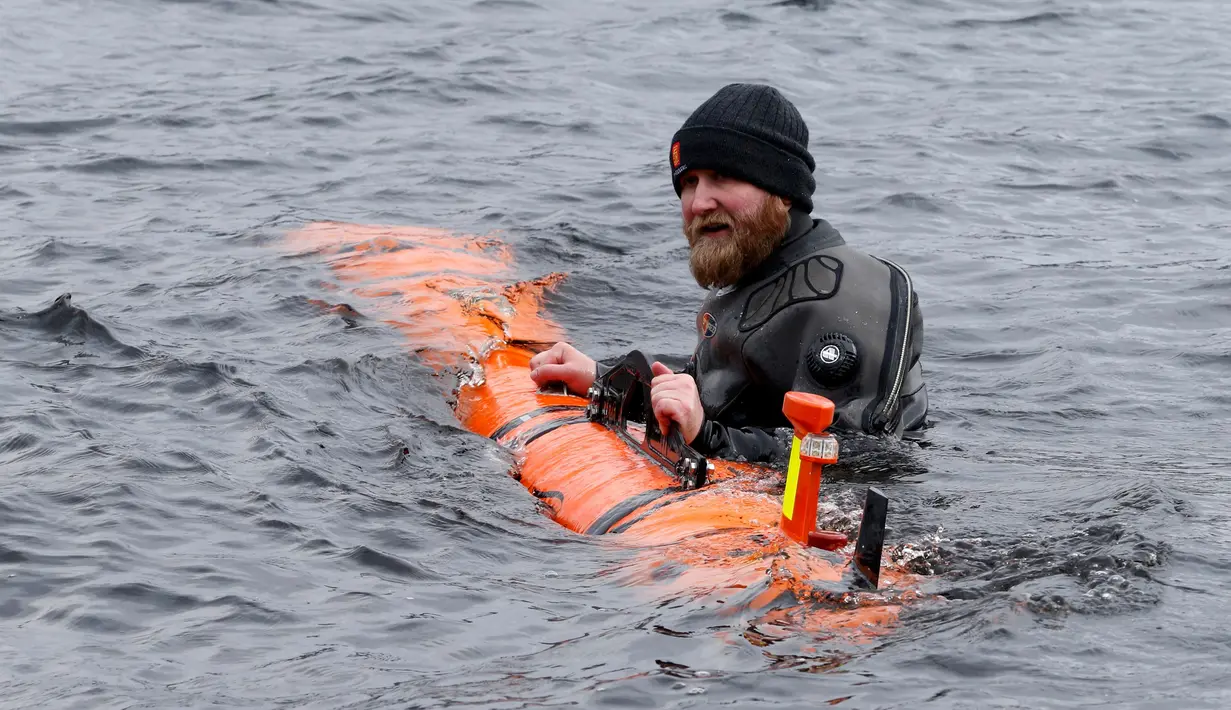 John Haig mempersiapkan Munin untuk menyelami Danau Loch Ness, Skotlandia, Inggris, Rabu (13/4). Makhluk mitos mirip monster tersebut dinamakan oleh orang Skotlandia dengan nama Nessie. (REUTERS / Russell Cheyne)    