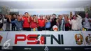 Presdir PS TNI, Letjen TNI Edy Rahmayadi (tengah) berfoto bersama perwakilan tim TSC 2016 di Makostrad, Jakarta, Selasa (19/4/2016). PS TNI menyatakan kesiapan mengarungi Torabika Soccer Championship 2016. (Liputan6.com/Helmi Fithriansyah)