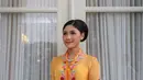 Erina Gudono mengenakan kebaya encim berwarna oranye. Kebaya ini memiliki detail manis berupa motif flora, dipadukan kain batik bernuansa biru muda sebagai rok. [Foto: Instagram/erinagudono]