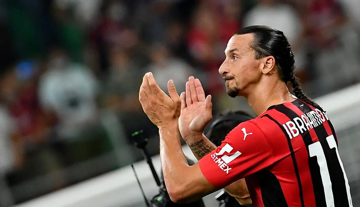 Pemain AC Milan Zlatan Ibrahimovic bertepuk tangan kepada para pendukung usai mengalahkan Lazio pada pertandingan Serie A Liga Italia di Stadion San Siro, Milan, Italia, Minggu (12/9/2021). Ibrahimovic tampil dengan tatanan rambut baru saat AC Milan mengalahkan Lazio 2-0. (ISABELLA BONOTTO/AFP)