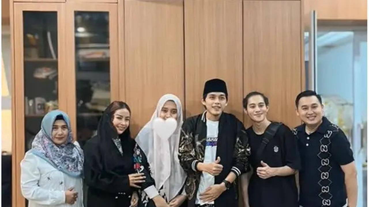 6 Potret DJ Panda Hadiri Pengajian Gus Iqdam, Momen Langka yang Curi Perhatian