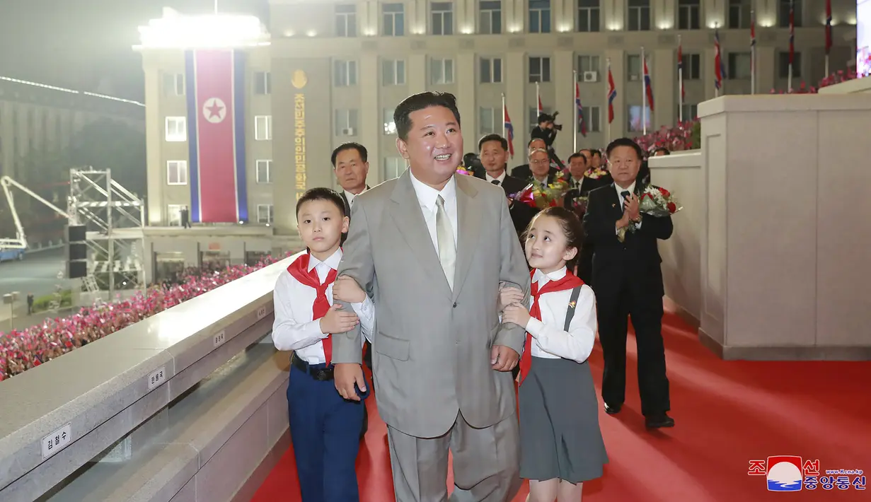 Pemimpin Korea Utara Kim Jong-un terlihat selama perayaan ulang tahun negara ke-73 negara itu di Lapangan Kim Il Sung di Pyongyang, Kamis (9/9/2021). Korea Utara dilaporkan menggelar parade militer pada dini hari dalam rangka merayakan HUT ke-73 (Korean Central News Agency/Korea News Service via AP)