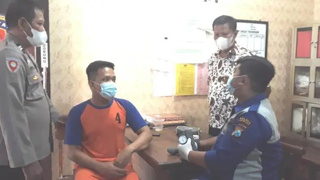 Tubagus Joddy saat diperiksa sebelum dijebloskan ke tahanan Polres Jombang (Kontri Merdeka.com)