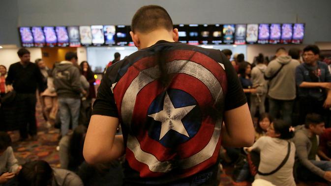 Seorang penggemar mengantre untuk menyaksikan pemutaran perdana film The Avengers: Endgame di La Paz, Bolivia (24/4). Film Avengers ini diputar perdana secara serentak pada 24 April 2019. (Reuters/David Mercado)