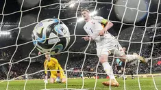 Gelandang Belgia, Kevin De Bruyne mencetak gol ketiga timnya ke gawang kiper Jerman Marc-Andre ter Stegen selama pertandingan persahabatan internasional di Stadion RheinEnergie, Cologne pada Rabu (29/3/2023) dini hari WIB. (AP Photo/Martin Meissner)