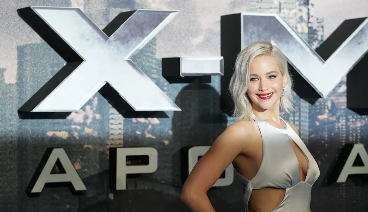 Kejadian tidak mengenakan kembali menimpa aktris papan atas hollywood, Jennifer. Lantaran terburu-buru menghindari gerimis, ia terpeleset hampir membuatnya jatuh. (Bintang.com/ AFP)