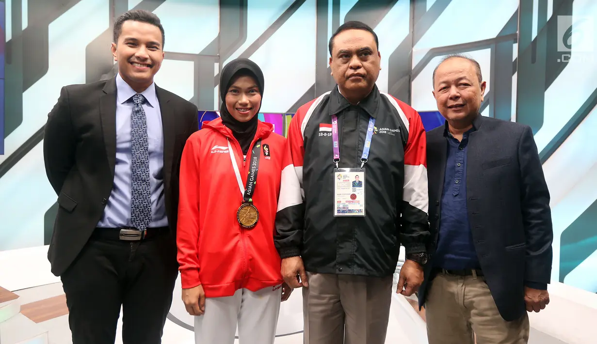 CDM Asian Games 2018, Komjen Pol Syafruddin dan Atlet Taekwondo Defia Rosmaniar foto bersama Pemimpin Redaksi Liputan6.com Mohamad Teguh saat berkunjung ke SCTV, Senayan City, Jakarta, Senin (20/8). (Liputan6.com/Johan Tallo)