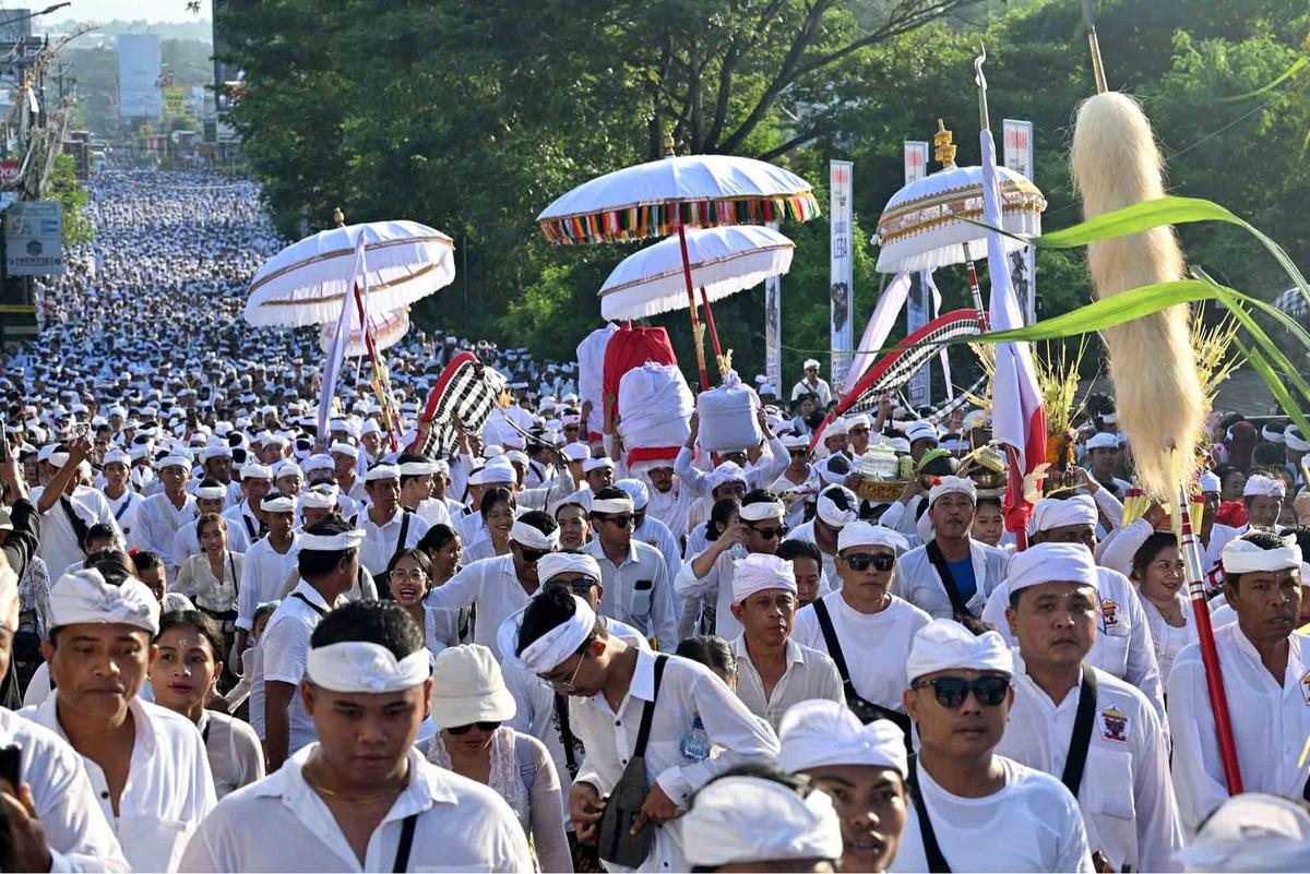 FOTO: Penampakan Ribuan Umat Hindu Berjalan Kaki sepanjang 15 KM menuju Pura Uluwatu Bali
