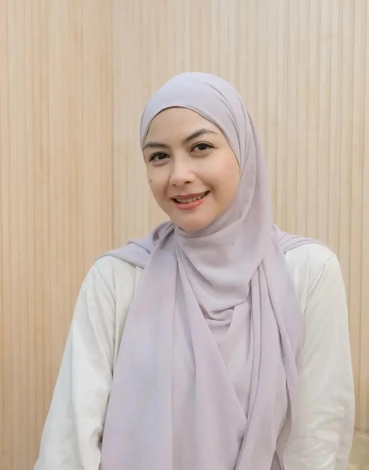 9 Inspirasi Hijaber Modern 40 Tahun Revalina S Temat, Effortless tapi Elegan