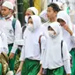 Murid sekolah melakukan pawai mengelilingi Kawasan Pejambon dan Gambir di Jakarta, Sabtu (8/10/2022). Pawai tersebut diikuti ratusan peserta dari Madrasah Ibtidaiyah (MI), Madrasah Tsanawiyah Negeri (MTsN), Madrasah Aliyah dan perwakilan Majelis Taklim Istiqlal dalam rangka memperingati Maulid Nabi Muhammad SAW. (Liputan6.com/Herman Zakharia)