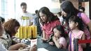 Suasana di stand pendaftaran nobar, Blitz Megaplek, Jakarta, Sabtu (9/1/2016). Cinemaholic dan Lipton menggelar nonton bareng film Alvin and The Chipmunk. (Liputan6.com/Angga Yuniar)