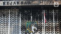 Kondisi gedung utama Kejaksaan Agung yang terbakar di Jakarta, Minggu (23/8/2020). Kebakaran hebat yang menghanguskan gedung utama Kejaksaan Agung pada Sabtu (22/8/2020) malam juga membuat sejumlah tahanan dievakuasi. (Liputan6.com/Faizal Fanani)
