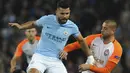 Sergio Aguero (atas kiiri) berusaha keluar dari kepungan adangan para pemain Shakhtar Donetsk pada laga grup F Liga Champions di Etihad stadium, Manchester, (26/9/2017). City menang 2-0. (AP/Rui Vieira)