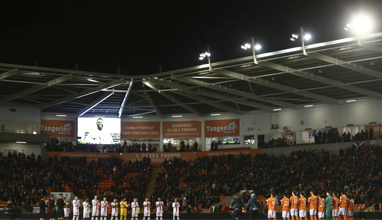 Pemain Blackpool dan Sheffield United melakukan penghormatan atas meninggalnya legenda sepak bola Pele, sebelum pertandingan Divisi Championship Liga Inggris di Stadion Bloomfield Road, Blackpool, Inggris, Kamis 29 Desember 2022. Sebelum kepergiannya, Pele menjalani perawatan intensif di rumah sakit Albert Einstein, Sao Paulo selama satu bulan terakhir untuk berjuang sembuh dari kanker usus yang dideritanya sejak 2021. (AP Photo/PA/Tim Markland)