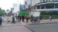 Sejumlah anggota kepolisian dari Polsek Metro Tanah Abang juga terlihat tengah mengamankan pertokoan di Pasar Benhil, Jakarta Pusat.