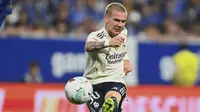 Pemain Real Madrid, Franco Mastantuono, melepaskan tembakan ke gawang Real Oviedo saat laga La Liga Spanyol di Stadion Carlos Tartiere, Oviedo,&nbsp;Senin (25 Agustus 2025).&nbsp;(AP Photo/Miguel Oses)