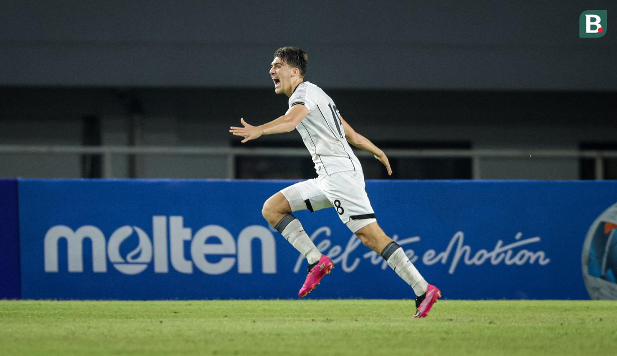 <p>Seleberasi&nbsp;Mauro Zijlstra usai berhasil mencetak gol pertama Timnas Indonesia U-22 pada laga ujicoba melawan Mali U-22&nbsp;yang digelar di Stadion Pakansari, Kabupaten Bogor, Selasa (18/11/2025) pukul 20.00 WIB.&nbsp;(Bola.com/Bagaskara Lazuardi)</p>