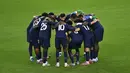 Para pemian PSG melakukan briefing dalam laga final UEFA Super Cup melawan Tottenham Hotspur yang berlangsung di Bluenergy Stadium, Udinese, Italia, Rabu (13/08/2025) waktu setempat. (AP Photo/Denes Erdos)