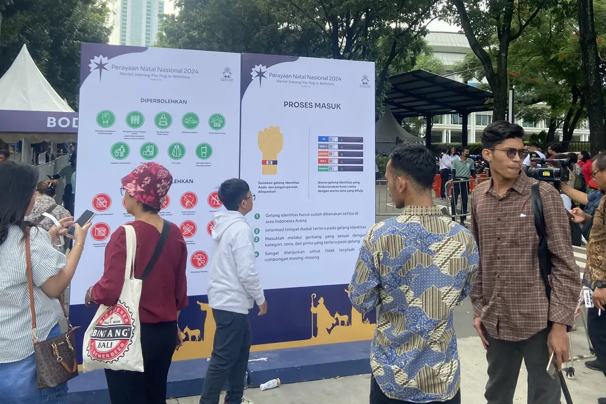 Ratusan jemaat umat Kristiani mulai berdatangan di kompleks Gelora Bung Karno (GBK), Jakarta, Sabtu (28/12/2024) untuk ikut beribadah dan merayakan Natal Nasional 2024.