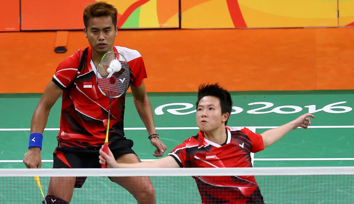 Aksi pebulutangkis ganda campuran Indonesia, Tontowi Ahmad/Liliyana Natsir saat melawan Robin Middleton/Leanne Choo (Australia) pada laga perdana Grup C Olimpiade Rio 2016, Kamis (11/8). Tontowi/Liliyana unggul 21-7 21-8. (REUTERS/Marcelo del Pozo)